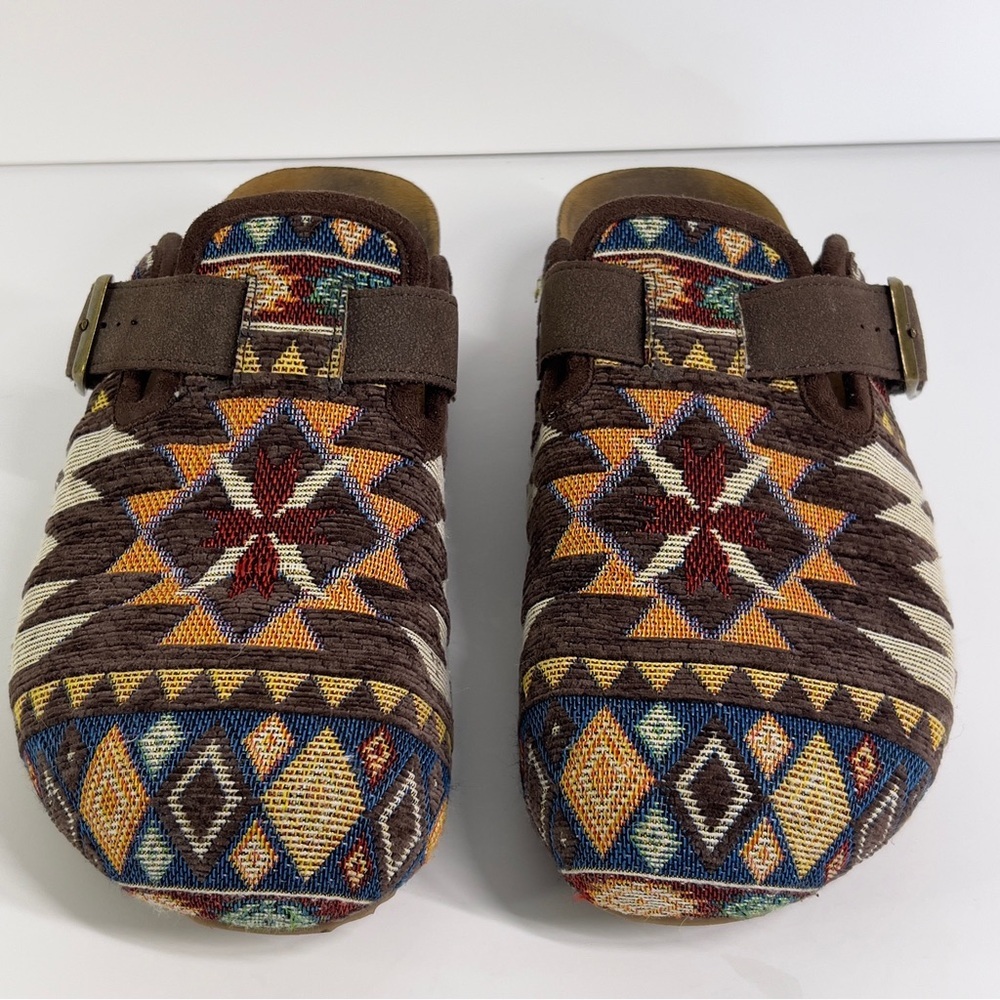 DIRTY LAUNDRY Women’s 7.5 Slip On Bebidas Clog